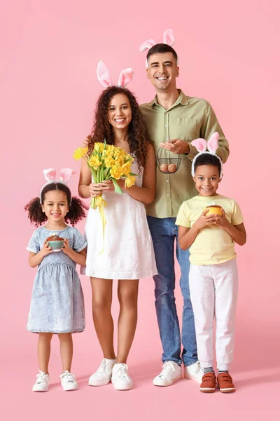 Gelukkig Gezin Met Tulpen Paaseieren Gebak Roze Achtergrond — Stockfoto