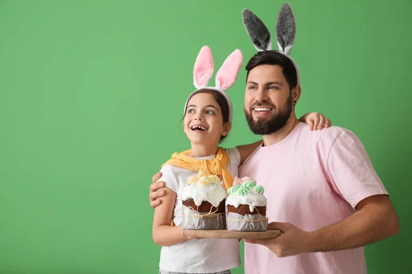 女の子と彼女の父とともにイースターケーキ上の緑の背景 — ストック写真