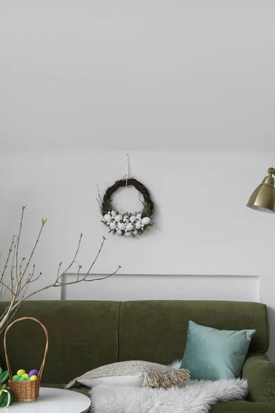 部屋の光の壁に吊るされたイースターの花輪 — ストック写真