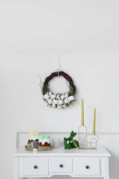 Mesa Com Bolos Páscoa Coelhos Velas Perto Parede Luz Com — Fotografia de Stock