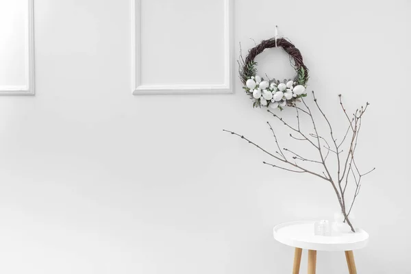 Tree Branches Vase Table White Wall Easter Wreath — Stock Photo, Image