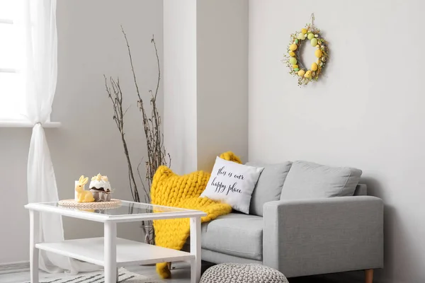 Interior Modern Living Room Sofa Table Easter Wreath — Stock Photo, Image