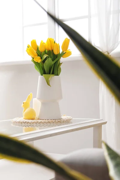 Vaas Met Tulpen Paashaas Kaars Tafel Moderne Woonkamer — Stockfoto
