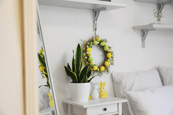 Tisch Mit Zimmerpflanze Osterhasen Und Kranz Hängen Heller Wand Schlafzimmer — Stockfoto