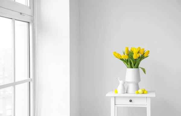Vase Mit Gelben Tulpen Ostereiern Und Hase Auf Tisch Neben — Stockfoto