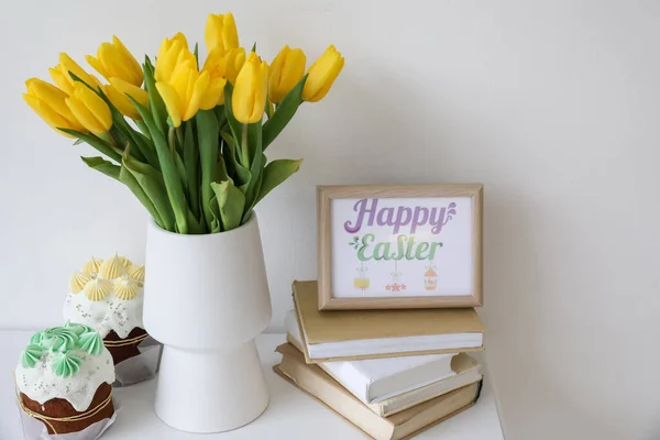 Tulipánok Vázában Váza Szöveggel Happy Easter Könyvek Sütemények Asztalon Közel — Stock Fotó