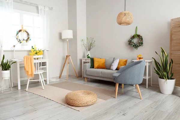 モダンな家具と美しいイースターの装飾と部屋のインテリア — ストック写真