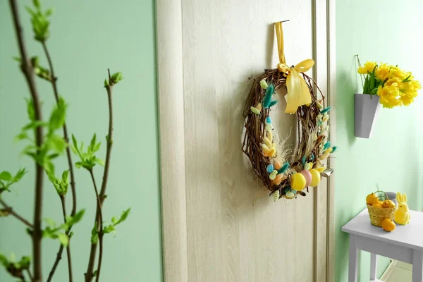 Beautiful Easter Wreath Hanging Door Room — Stock Photo, Image