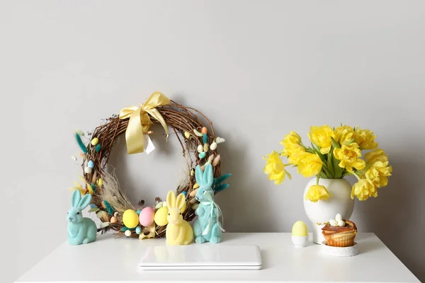 Werkplaats Met Laptop Mooie Tulpen Paasinrichting Nabij Lichtmuur — Stockfoto