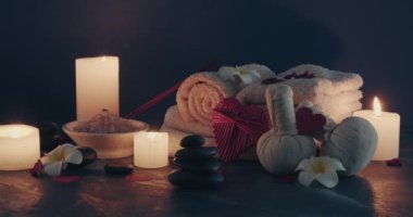 Koyu arkaplanda güzel bir spa kompozisyonu. Sevgililer Günü kutlaması