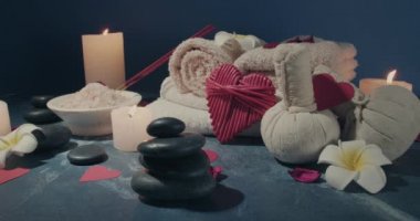 Koyu arkaplanda güzel bir spa kompozisyonu. Sevgililer Günü kutlaması