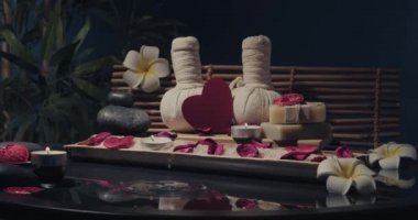 Koyu arkaplanda güzel bir spa kompozisyonu. Sevgililer Günü kutlaması