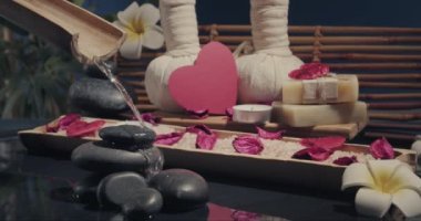 Koyu arkaplanda güzel bir spa kompozisyonu. Sevgililer Günü kutlaması