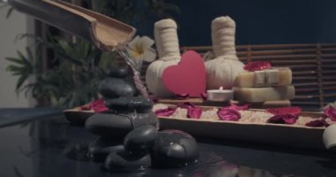 Koyu arkaplanda güzel bir spa kompozisyonu. Sevgililer Günü kutlaması