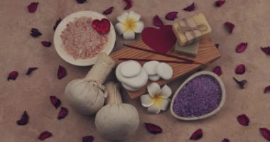 Pembe arka planda güzel bir spa kompozisyonu. Sevgililer Günü kutlaması