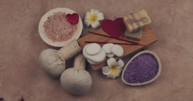 Pembe arka planda güzel bir spa kompozisyonu. Sevgililer Günü kutlaması