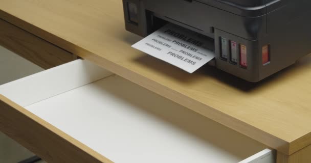 Εκτύπωση Λέξεων Προβλημα Φύλλα Χαρτιού Closeup — Αρχείο Βίντεο