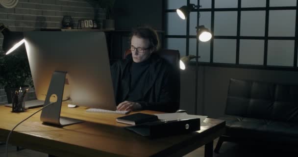 Young Man Using Computer Laptop Dark Room — Stock Video