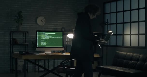 Programador Usando Laptop Quarto Escuro — Vídeo de Stock