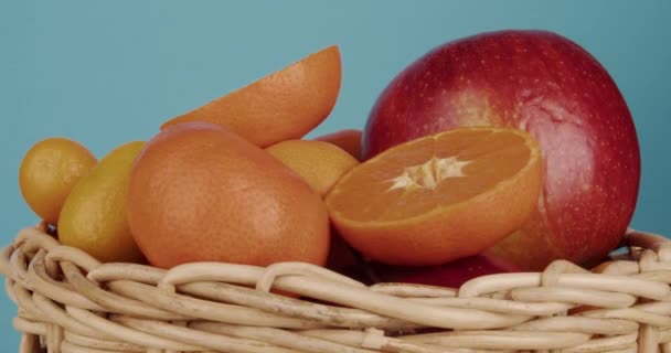 青の背景に新鮮な熟した果物のバスケット クローズアップ — ストック動画