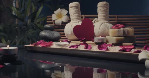 Koyu Arkaplanda Güzel Bir Spa Kompozisyonu Sevgililer Günü Kutlaması — Stok video