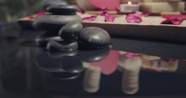 Suyun Içinde Spa Taşları Yakın Plan Sevgililer Günü Kutlaması — Stok video