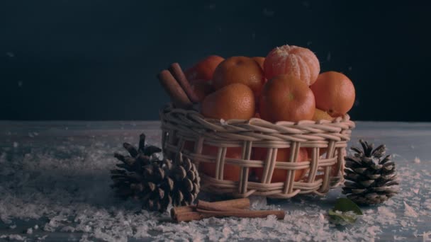 Korb Mit Frischen Reifen Mandarinen Auf Schneebedecktem Tisch — Stockvideo