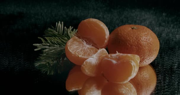 Érett Mandarin Fagyasztó Üveg Felületen Sötét Háttér — Stock videók