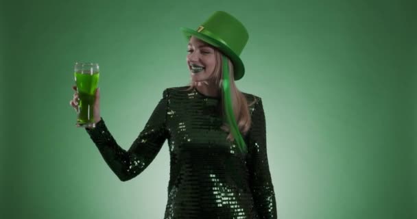 Schöne Junge Frau Mit Bier Auf Grünem Hintergrund Patricks Day — Stockvideo