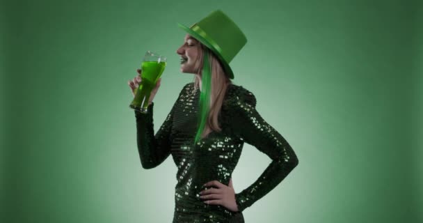 Belle Jeune Femme Buvant Bière Sur Fond Vert Fête Saint — Video