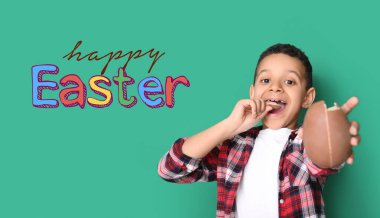 Çikolatalı yumurta yiyen komik Afro-Amerikalı çocukla Paskalya tebrik kartı.