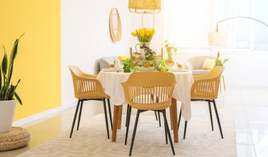 Şenlikli Paskalya sofrası olan odanın içi.