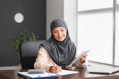 Tabletle çalışan Müslüman sekreter