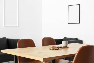 Ahşap tutacaklı yemek masası ve ışık odasında mum.