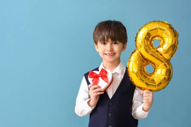 Renkli arka planda hediye ve balon şeklinde sekiz figürlü küçük bir çocuk. Uluslararası Kadınlar Günü kutlamaları