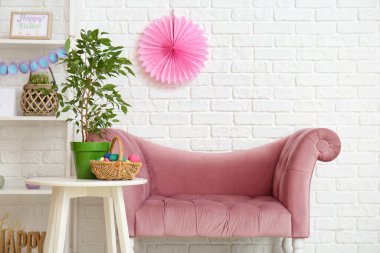 Ev bitkisi, paskalya yumurtaları rahat kanepenin yanında.