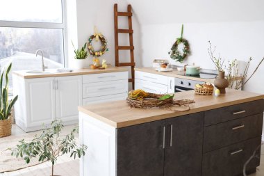 Paskalya dekorlu mutfağın iç dekorasyonu.