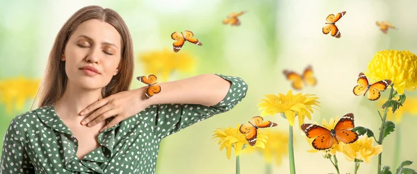 Vacker Ung Kvinna Med Fjärilar Och Blommor Suddig Bakgrund — Stockfoto