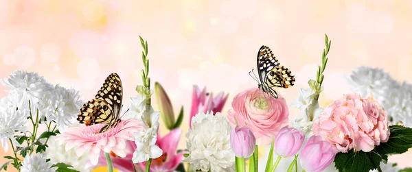 Hermosas Flores Con Mariposas Sobre Fondo Rosa Claro —  Fotos de Stock