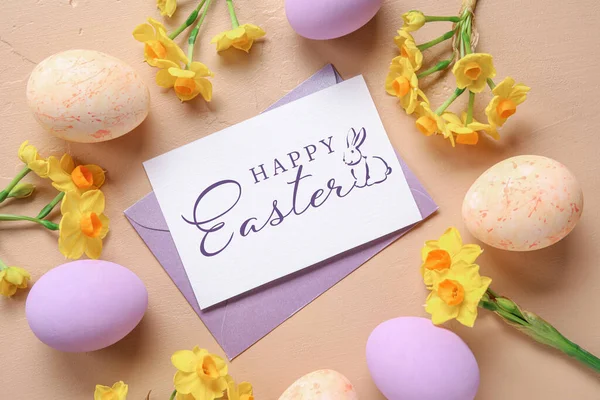 Ostergrußkarte Umschlag Eier Und Blumen Auf Farbigem Hintergrund — Stockfoto