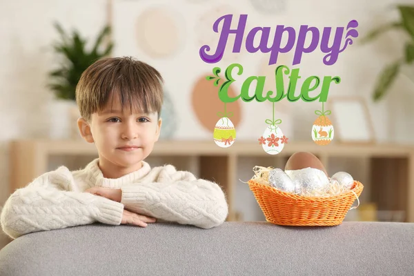 Velikonoční Přání Vtipným Chlapečkem Košíkem Sladkých Čokoládových Vajec — Stock fotografie
