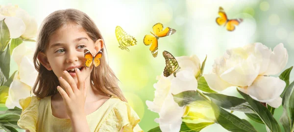 Carina Bambina Con Farfalle Fiori Peonia Sfondo Sfocato — Foto Stock