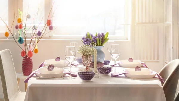 Interno Della Stanza Con Tavolo Apparecchiato Celebrazione Della Pasqua Vicino — Foto Stock