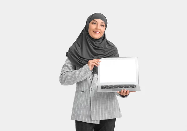 Secretário Muçulmano Com Laptop Fundo Leve — Fotografia de Stock