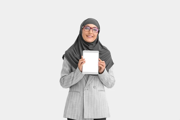 Muslimische Sekretärin Mit Tablet Auf Hellem Hintergrund — Stockfoto