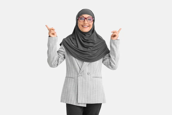 Portrait Muslim Secretary Pointing Something Light Background — Stock Photo, Image