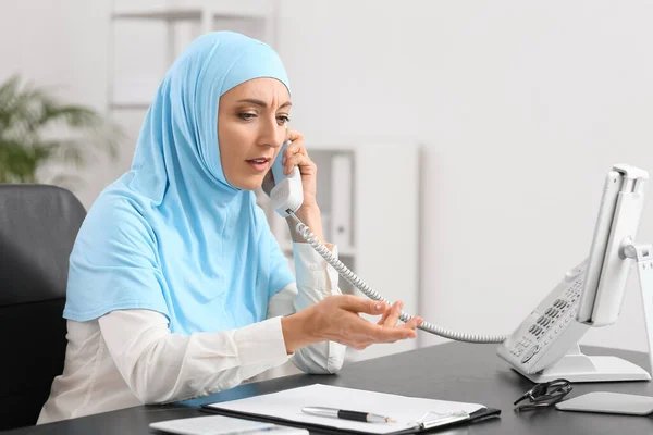 Muslimische Sekretärin Telefoniert Während Ihrer Arbeit Büro — Stockfoto