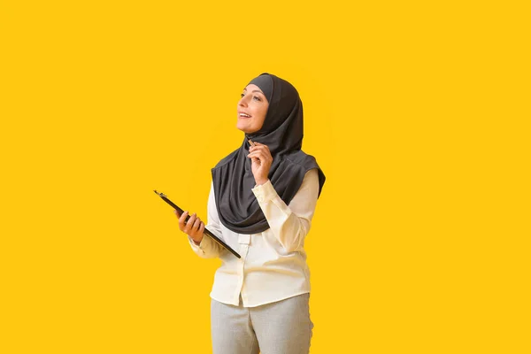 Porträt Einer Muslimischen Sekretärin Mit Klemmbrett Auf Farbigem Hintergrund — Stockfoto