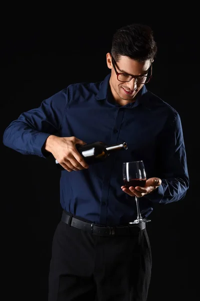 Giovane Sommelier Maschile Con Vino Sfondo Scuro — Foto Stock