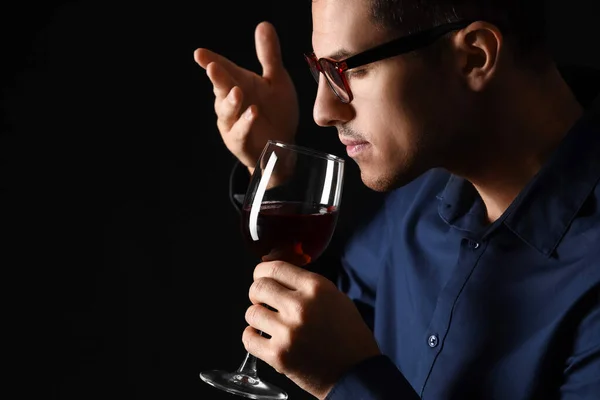 Jovem Sommelier Masculino Degustação Vinho Fundo Escuro — Fotografia de Stock